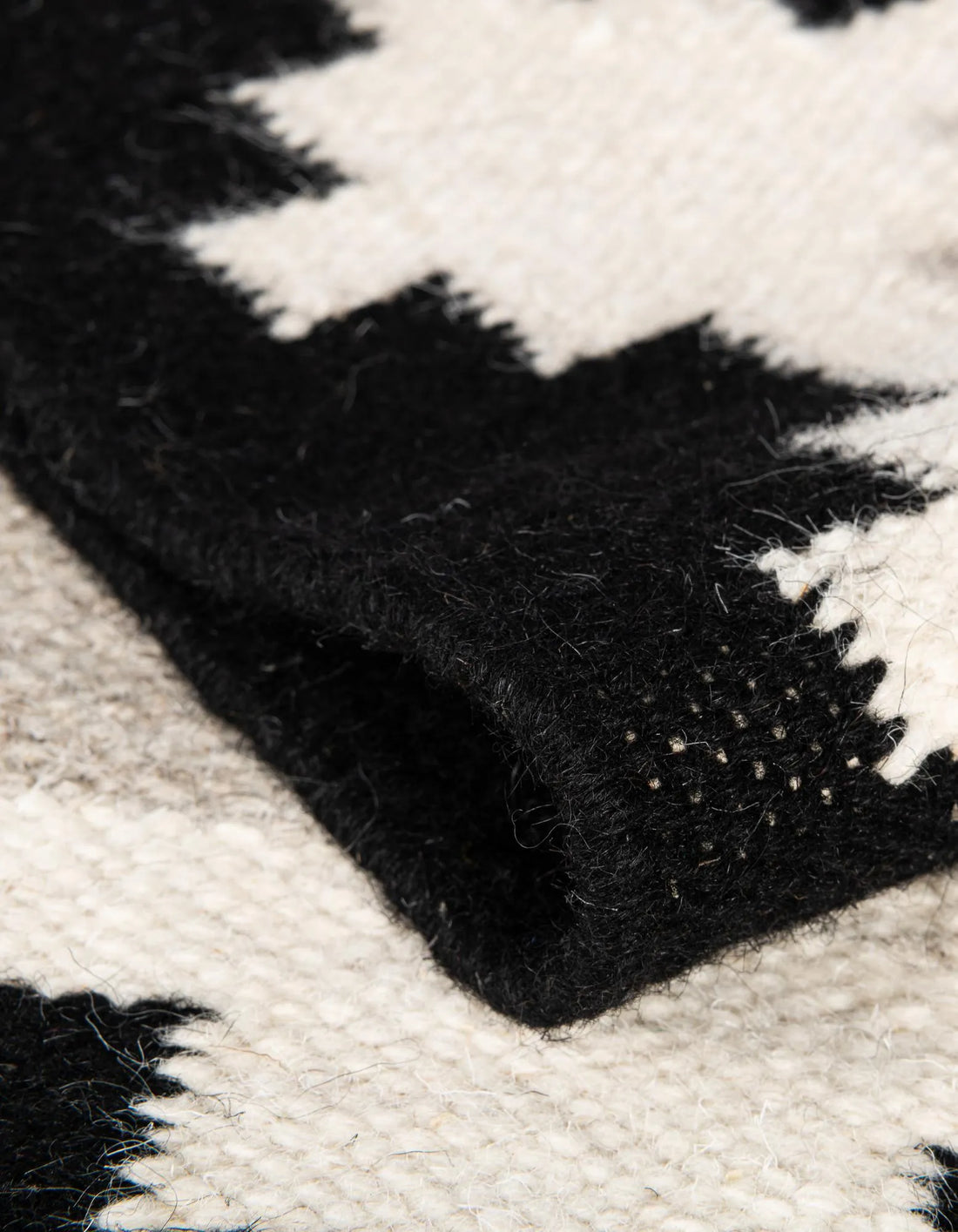 Black & White Jute Runner Rug – Eco-Friendly Hemp Fiber Hallway Carpet