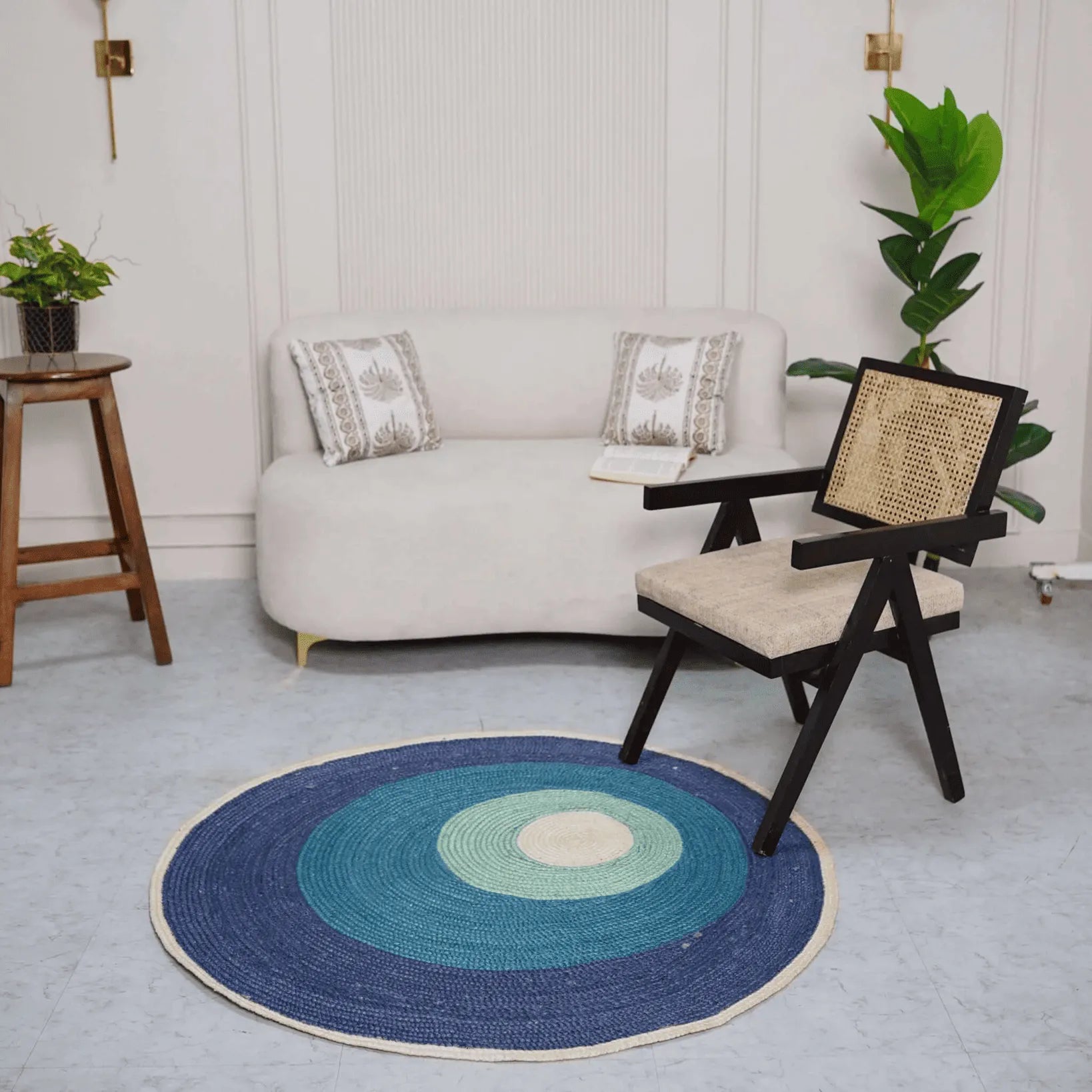 Handwoven Multicolor Gradient Round Jute Rug – Braided Boho Design