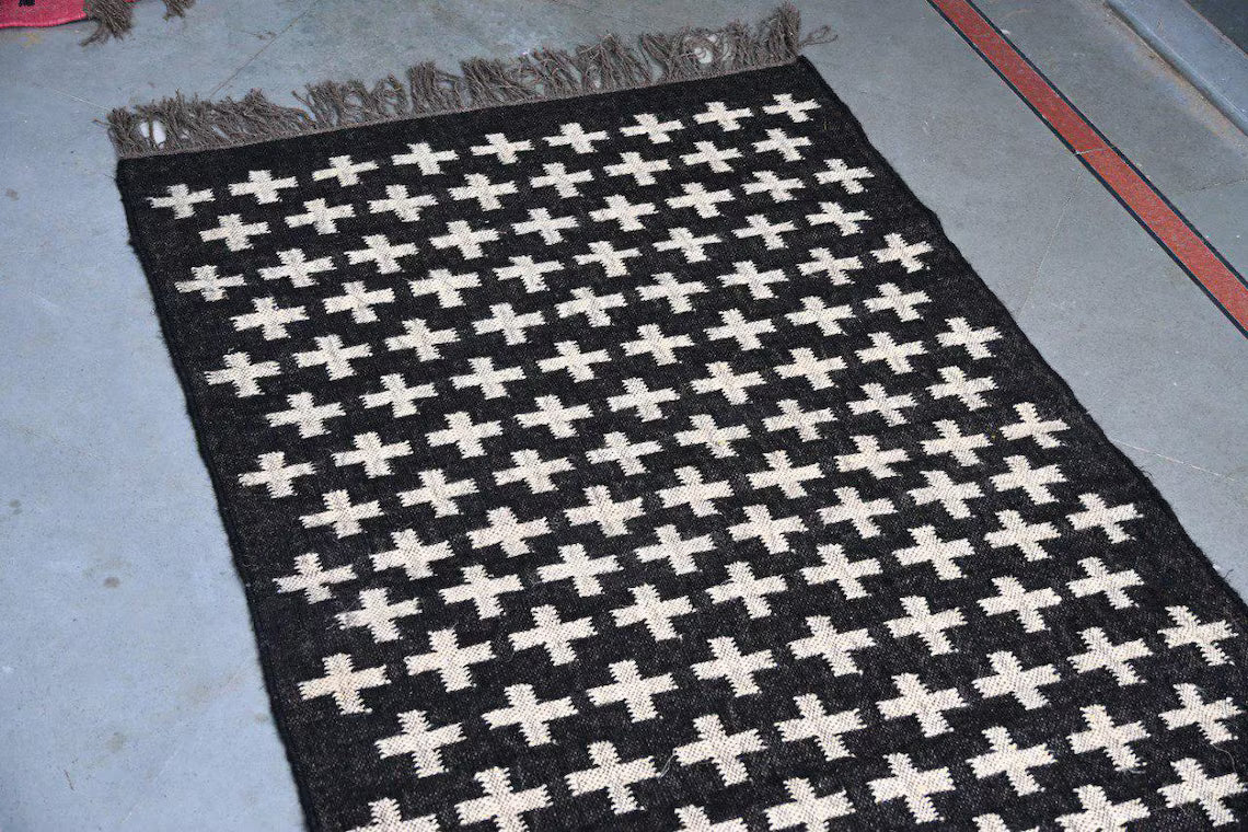 Handmade Kilim Rug – Wool & Jute Dhurrie, Black White Geometric Carpet