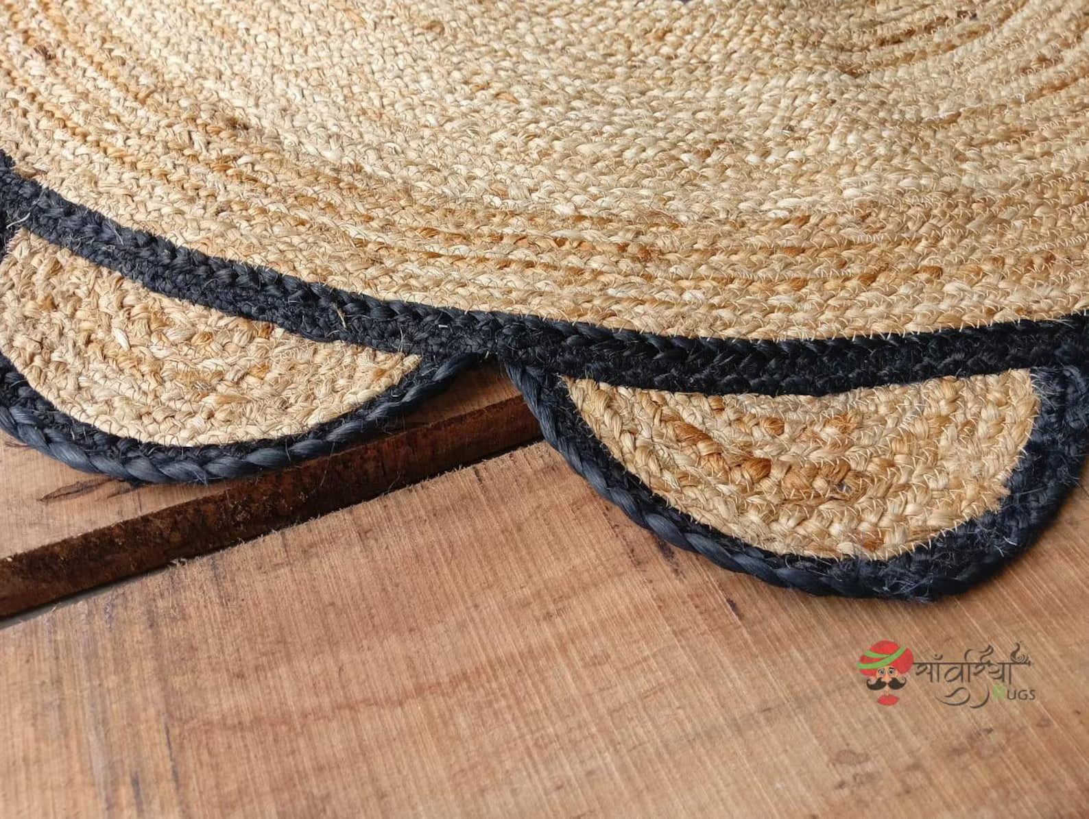 Round Scalloped Pattern Jute Rug with Black Border – Handwoven Natural Rug