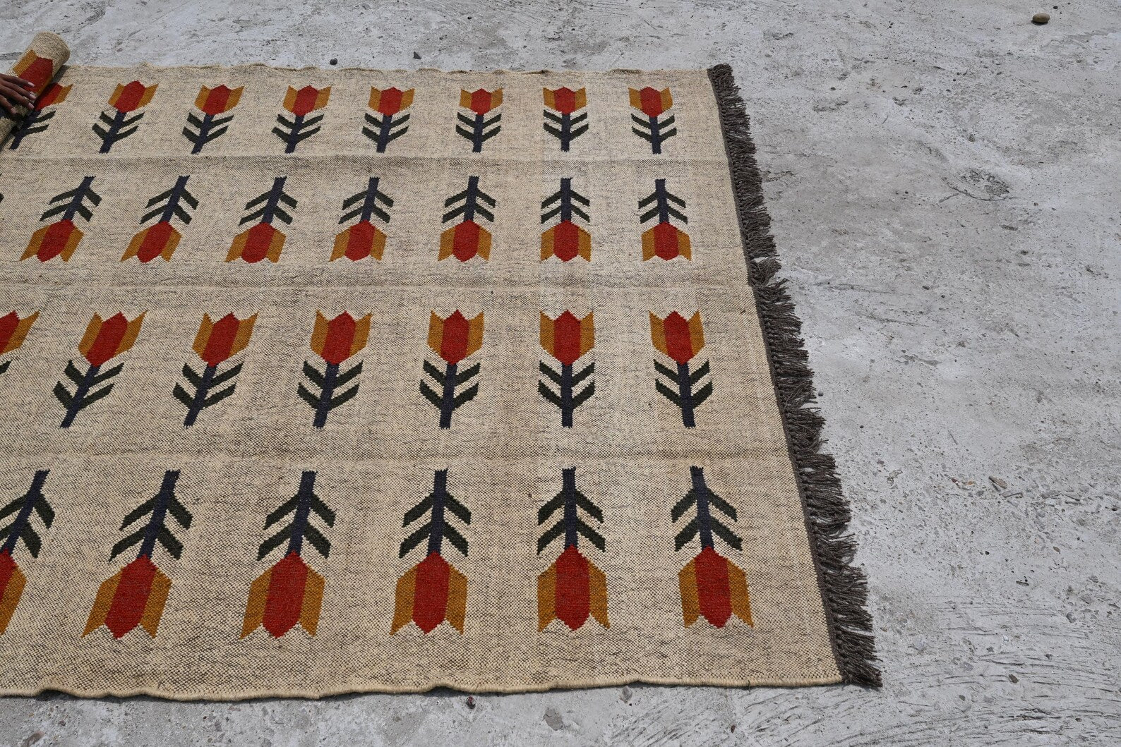 Kilim Rug, Flower Pattern Bohemian Indian Wool Jute Rug